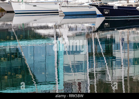 Reflexionen im Meer, auf ein ruhiger Tag. Von einem der Yachthäfen in Bergen, Norwegen Stockfoto