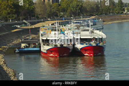 NOVI SAD, Serbien - 21. September 2018 - Fluss Cruiser Boat an der Donau pier verankert Stockfoto