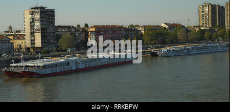 NOVI SAD, Serbien - September 21 2018 - Blick auf Donau und Stadt Novi Sad Pier mit Booten Stockfoto