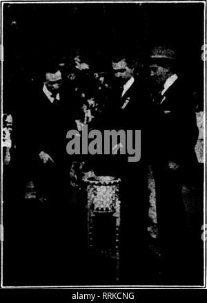 . Floristen Review [microform]. Blumenzucht. 28 Die Floristen^ Review m^AHcn 29, 19; 7. In einem solchen Datensatz Gründe für eine besondere Berücksichtigung cf die Mittel, durch die es möglich ist, die Aufträge früher zu erhalten. Detroit Zusammenarbeit. Das, was die meisten bemerkenswert in der Osterzeit die Vorbereitungen in diesem Jahr ist die Aktion der Handel in Detroit. Das ist eine der Städte, in denen Floristen sind Freunde. Vielleicht ist es der Pop liecause Uebergangsregelung und Reichtum der Stadt haben- so schnell, dass es hat genug Geschäft für alle, aber die Tatsache ist die Detroit Floristen es nicht als der erste Artikel o Stockfoto