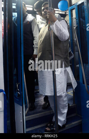 Kolkata, Indien. 25 Feb, 2019. Minister für Verkehr, Regierung von Westbengalen Suvendu Adhikari eingeweiht Klimaanlage Straßenbahn in Kolkata. Credit: Saikat Paul/Pacific Press/Alamy leben Nachrichten Stockfoto