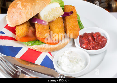 Die typisch englischen Mittagssnack von Fischstäbchen in einem Brötchen mit Ketchup und Zahnstein. Stockfoto