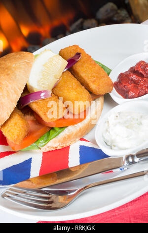 Die typisch englischen Mittagssnack von Fischstäbchen in einem Brötchen mit Ketchup und Zahnstein. Stockfoto