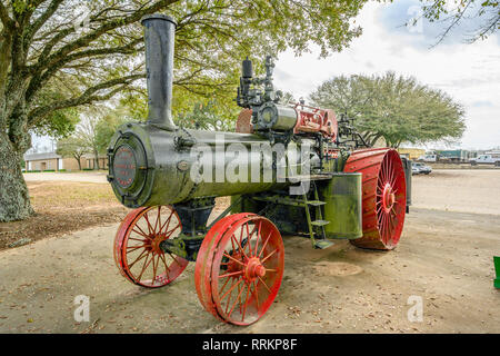 Alte antike, vintage Advance-Rumely Dampftraktion farm Traktor vom Anfang 1900 in Montgomery Alabama USA. Stockfoto