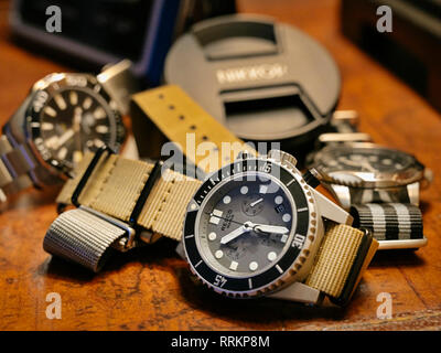 Gruppe der Luxus der Männer diver Stil Armbanduhren oder Uhren auf einem dunklen Hintergrund.