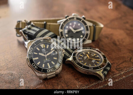 Gruppe der Luxus der Männer diver Stil Armbanduhren oder Uhren auf einem dunklen Hintergrund. Stockfoto