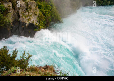 Huka Falls auf dem Waikata Fluss, Wairakei National Park, Neuseeland. Reißenden Strom fließt durch die felsige, von Bäumen gesäumte Schlucht Stockfoto