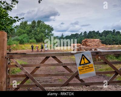 Mountainbiker ignorieren Zeichen Warnung der Wald in der Umgebung. Stockfoto