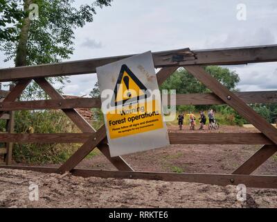 Mountainbiker ignorieren Zeichen Warnung der Wald in der Umgebung. Stockfoto