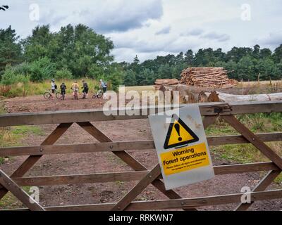 Mountainbiker ignorieren Zeichen Warnung der Wald in der Umgebung. Stockfoto