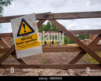 Mountainbiker ignorieren Zeichen Warnung der Wald in der Umgebung. Stockfoto