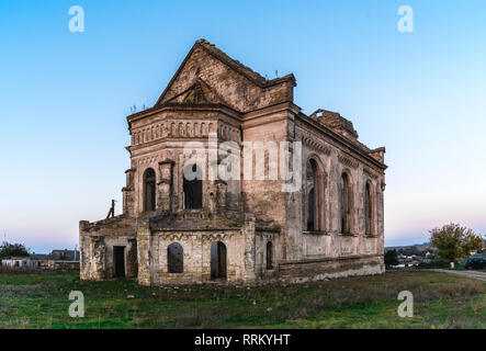 Abgebrochene katholische Kirche St. George im Dorf Krasnopole, Mykolaiv Region, Ukraine Stockfoto