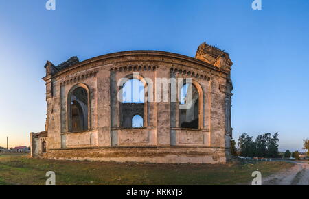 Abgebrochene katholische Kirche St. George im Dorf Krasnopole, Mykolaiv Region, Ukraine Stockfoto