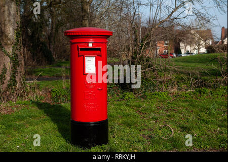 Frisch gestrichen, rote Säule" auf Wohnsiedlung in Westbury, Wiltshire, UK. Stockfoto