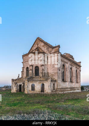 Abgebrochene katholische Kirche St. George im Dorf Krasnopole, Mykolaiv Region, Ukraine Stockfoto