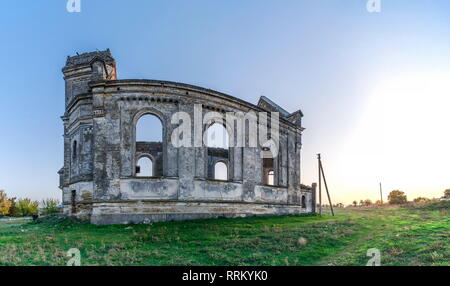 Abgebrochene katholische Kirche St. George im Dorf Krasnopole, Mykolaiv Region, Ukraine Stockfoto