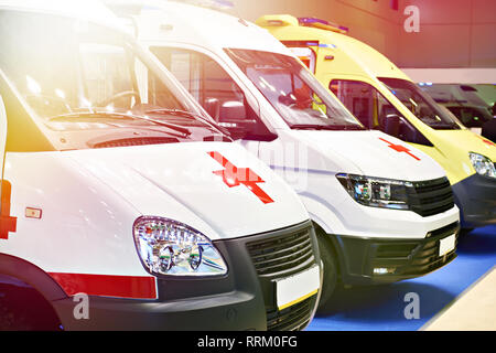 Weiße Rettungswagen mit einem roten Kreuz in der Ansicht von vorn Stockfoto
