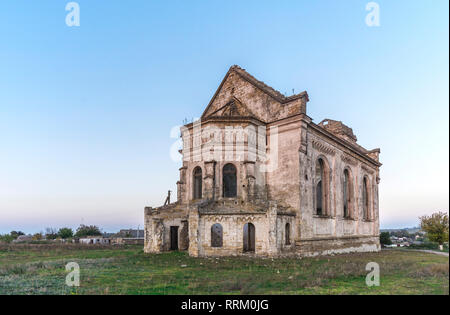 Abgebrochene katholische Kirche St. George im Dorf Krasnopole, Mykolaiv Region, Ukraine Stockfoto