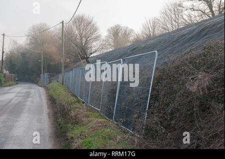 Sicherheitsbarrieren und schützende Verrechnung für Arbeiten am Bahndamm durchgeführt werden. Stockfoto