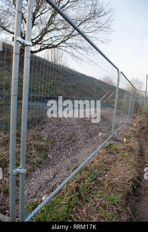 Sicherheitsbarrieren und schützende Verrechnung für Arbeiten am Bahndamm durchgeführt werden. Stockfoto