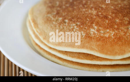 Pfannkuchen lokal als Chitoi Pitha in Bangladesch in eine Platte mit dem Namen Stockfoto