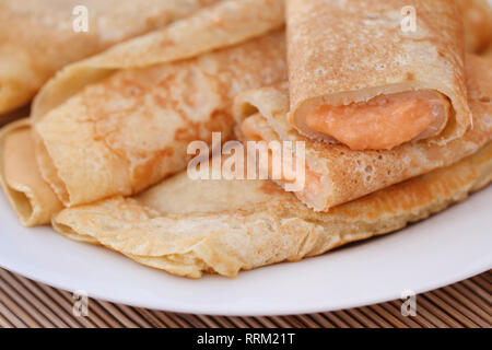 Köstliche Bengali Snacks wie Patishapta in eine Platte mit dem Namen Stockfoto