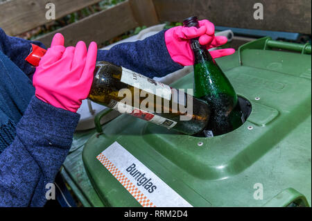 Farbiges Glas, alte Glas Tonne, Berlin, Deutschland, Buntglas, Altglaston, Deutschland Stockfoto