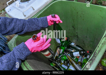 Farbiges Glas, alte Glas Tonne, Berlin, Deutschland, Buntglas, Altglaston, Deutschland Stockfoto