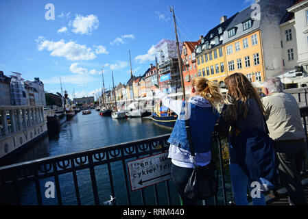 Nyhavn (wörtlich: neue Hafen), 17. Jahrhundert am Wasser, Kanal und Unterhaltung Bezirk in Kopenhagen, Dänemark Stockfoto