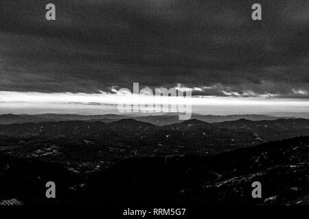 Himmel in der Dämmerung, mit Bergen Schichten Stockfoto