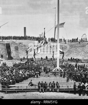 Ansicht der Fahne - Erhöhung über Fort Sumter, den Hafen von Charleston, Charleston, South Carolina, 14. April 1865, mit der Ankunft von Major General Robert Anderson und Gäste. Stockfoto