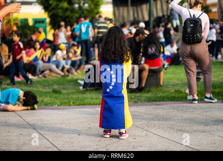 Lima, Lima/Peru - 2. Februar 2019: Venezolanischen junge Mädchen um eine Flagge gewickelt auf Protest gegen Nicolas Maduro Stockfoto