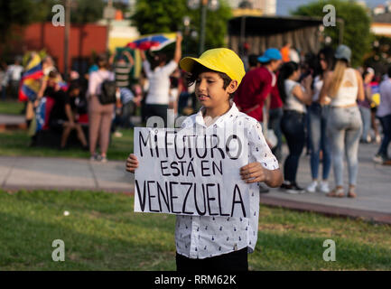 Lima, Peru - 2. Februar 2019: Adorable cute Boy holding Zeichen bin ich Futuro esta en Venezuela" an Protest gegen Nicolas Maduro Stockfoto