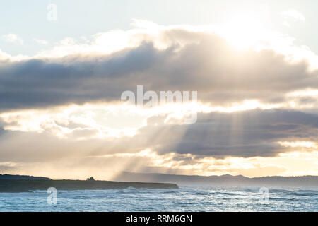 Sun Licht strömt durch Abstechen Wolken über der kalifornischen Küste in der Nähe von Cambria, San Simeon, Big Sur. Erstellen eines atemberaubenden Blick von einem Vista. Stockfoto