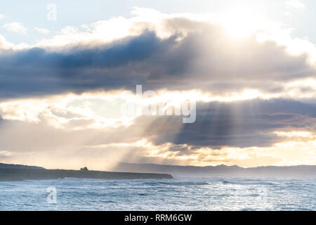 Sun Licht strömt durch Abstechen Wolken über der kalifornischen Küste in der Nähe von Cambria, San Simeon, Big Sur. Erstellen eines atemberaubenden Blick von einem Vista. Stockfoto