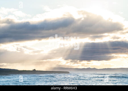 Sun Licht strömt durch Abstechen Wolken über der kalifornischen Küste in der Nähe von Cambria, San Simeon, Big Sur. Erstellen eines atemberaubenden Blick von einem Vista. Stockfoto