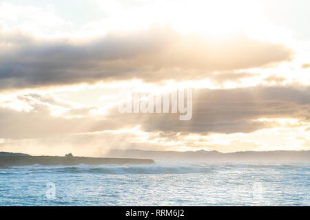 Sun Licht strömt durch Abstechen Wolken über der kalifornischen Küste in der Nähe von Cambria, San Simeon, Big Sur. Erstellen eines atemberaubenden Blick von einem Vista. Stockfoto