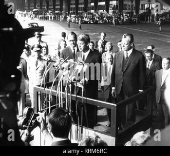 Kennedy, Robert Francis, 20.11.1925 - 6.6.1968, US-amerikanischer Politiker (Demokraten), United States Attorney General 20.1.1961 - 3.9.1964, Besuch von West Berlin, mit der der Regierende Bürgermeister Willy Brandt und General James Polk, Rede am Flughafen Tempelhof, 22.2.1962, Additional-Rights - Clearance-Info - Not-Available Stockfoto