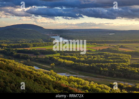 Landwirtschaftliche Flächen mit Wäldern im niedrigen Österreich, Land mit Donau im Spätsommer Stockfoto