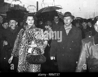 Loren, Sophia, * 20.09.1934, italienische Schauspielerin, halbe Länge, bei der Ankunft am Hauptbahnhof, München, 9.2.1955, Additional-Rights - Clearance-Info - Not-Available Stockfoto