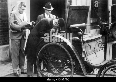 Ford, Henry, 30.7.1863 - 7.4.1947, Amerikanischer Industrieller, halbe Länge, Vermessung einer alten Daimler Benz, München, 1930, Additional-Rights - Clearance-Info - Not-Available Stockfoto