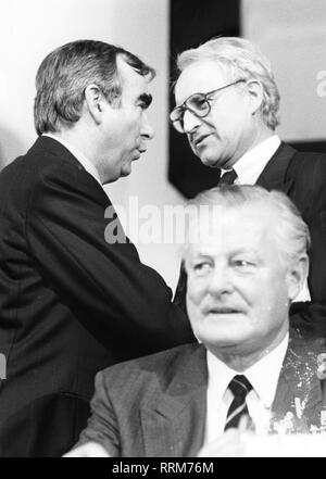 Waigel, 'Theo', * 22.4.1939, Deutscher Politiker (CSU), Bundesminister der Finanzen, 21.4.1989 - 26.10.1998, halbe Länge, mit Edmund Stoiber und Max Streibl, 1992, Additional-Rights - Clearance-Info - Not-Available Stockfoto