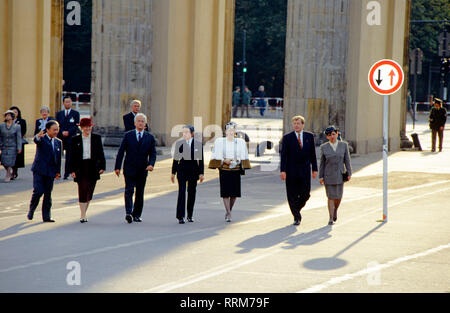 Akihito, * 23.12.1933, Kaiser (Tenno) Japans seit dem 7.1.1989, volle Länge, Besuch in Deutschland, mit Frau Kaiserin Michiko, dem Regierenden Bürgermeister von Berlin, Eberhard Diepgen, Bundespräsident Richard von Weizsaecker, Marianne von Weizsaecker und Monika Diepgen, Pariser Platz, Berlin 15.9.1993, Additional-Rights - Clearance-Info - Not-Available Stockfoto