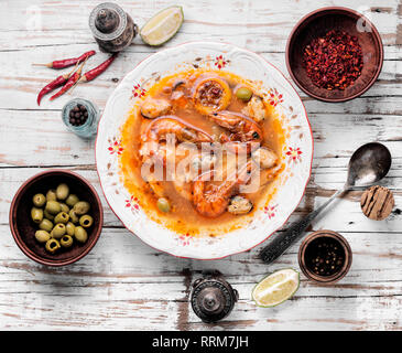Meeresfrüchtesuppe mit Garnelen, Muscheln und Fisch. Stockfoto