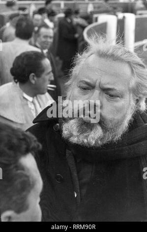 Welles, Orson, 6.5.1915 - 10.10.1985, amerikanischer Schauspieler und Regisseur, halbe Länge, im Stierkampf, 1970er Jahre, Additional-Rights - Clearance-Info - Not-Available Stockfoto
