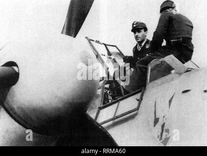 , Heinz-Wolfgang Schnaufer, 16.2.1922 - 15.7.1950, Deutsche Luftwaffe Offizier, halbe Länge, bevor eine Mission, 1944, Additional-Rights - Clearance-Info - Not-Available Stockfoto