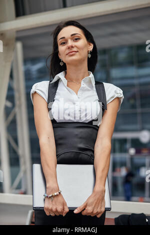 Kaukasische Geschäftsfrau mit Laptop im Freien. Konzept der busines, moderne Technologie und online arbeiten. Stockfoto