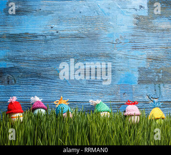 Ostern Hintergrund mit Ostereiern und Gras auf blauem Hintergrund Holz, kopieren Raum Stockfoto