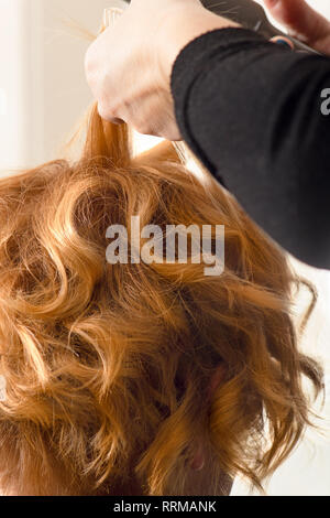 Hairstylist kurzes Haar mit Bügeleisen curl Stockfoto