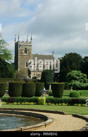 Die Pfarrkirche St. Peter und Paul in der Ortschaft Belton, in der Nähe von Grantham, Lincolnshire, Großbritannien Stockfoto